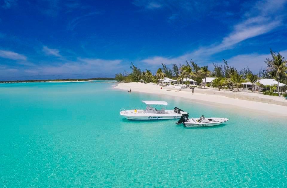 Plage des Caraïbes sur une île inconnue : location de bateaux avec moteur