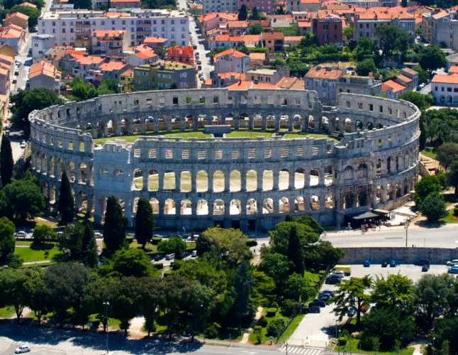 Vue aérienne de l'amphitheatre de Pula à visiter en Croatie