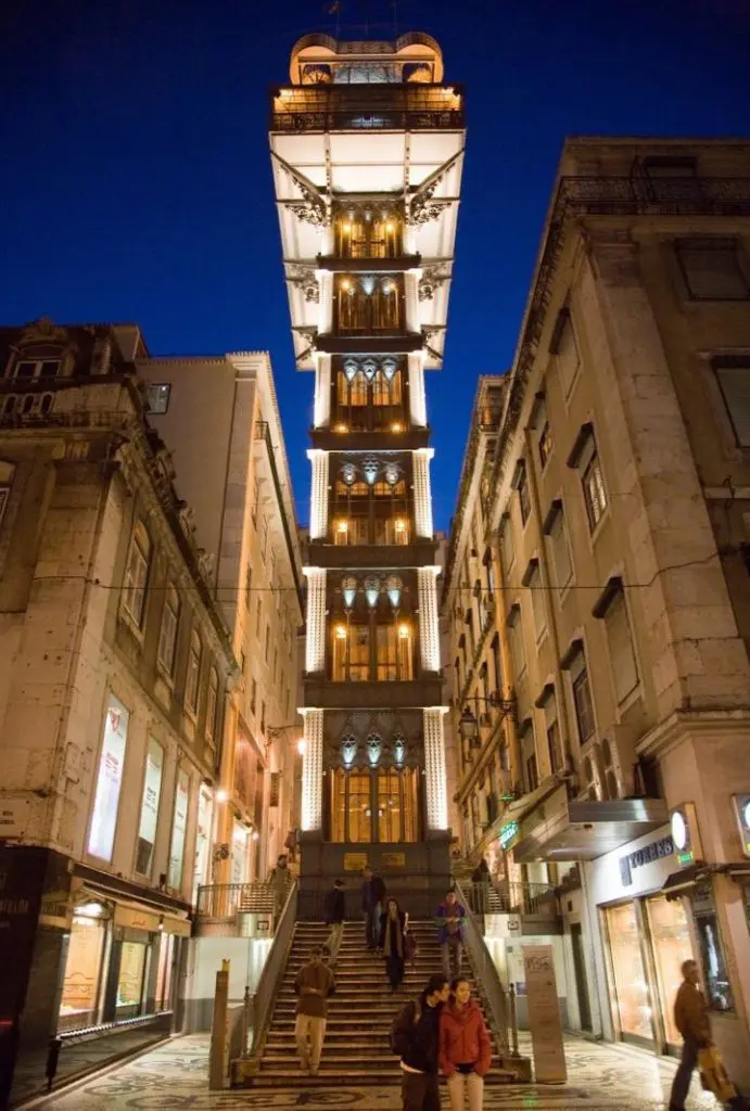 Monter dans ascenseur de Justa afin d'apprécier la vue de la ville de Lisbonne