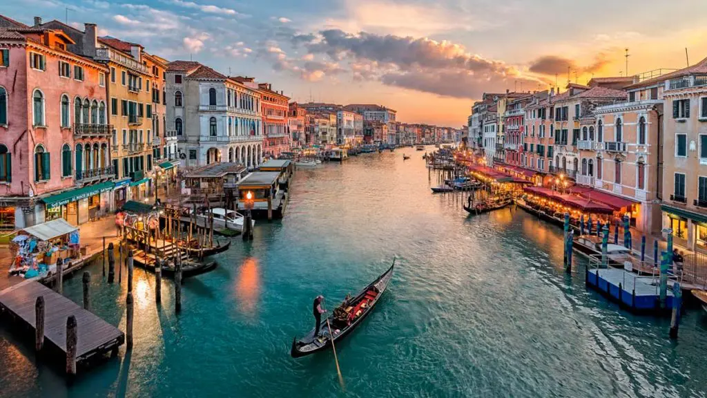 parcourir le Grand Canal de Venise en gondole