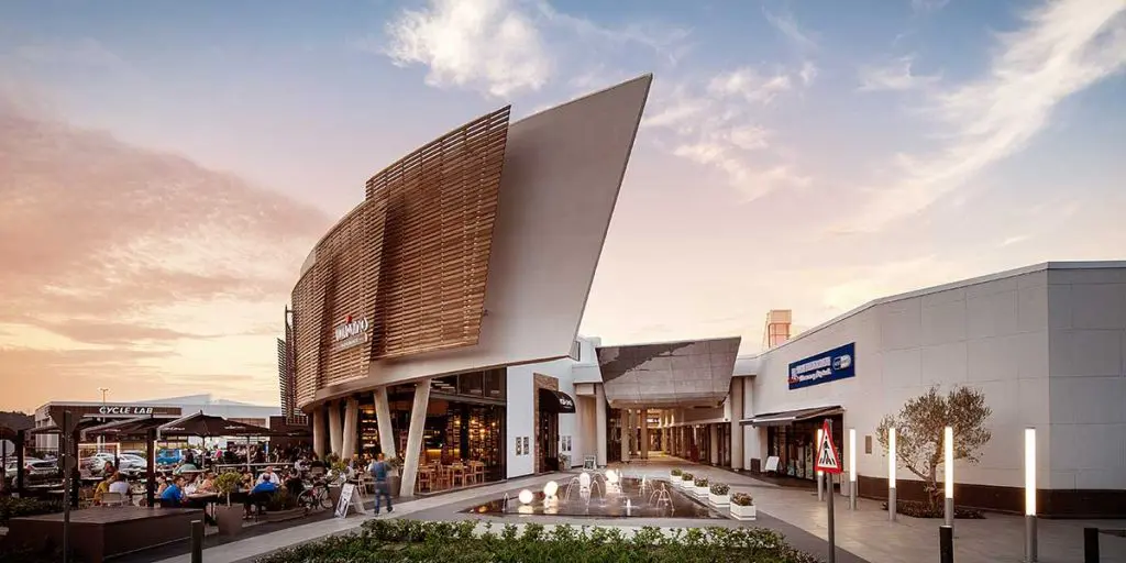 Faire du shopping au centre commercial Lynnridge à Pretoria, en Afrique du sud . 
