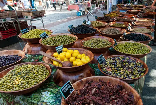Marché Ajaccio : stand de vente d'olives