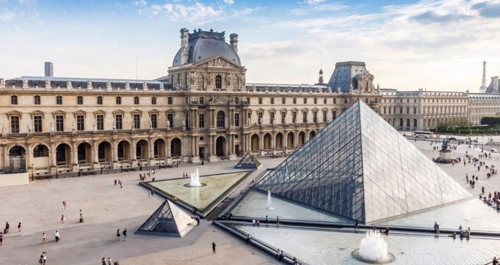 Entrée du Musée du Louvre à Paris