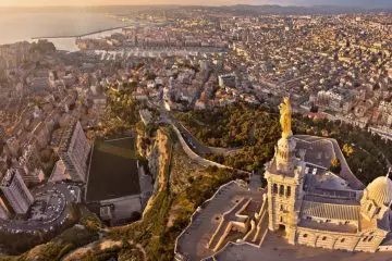vue aérienne de Marseille et notre Dame de la Garde