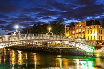 Le pont ha'penny de Dublin qui traverse le fleuve Liffey
