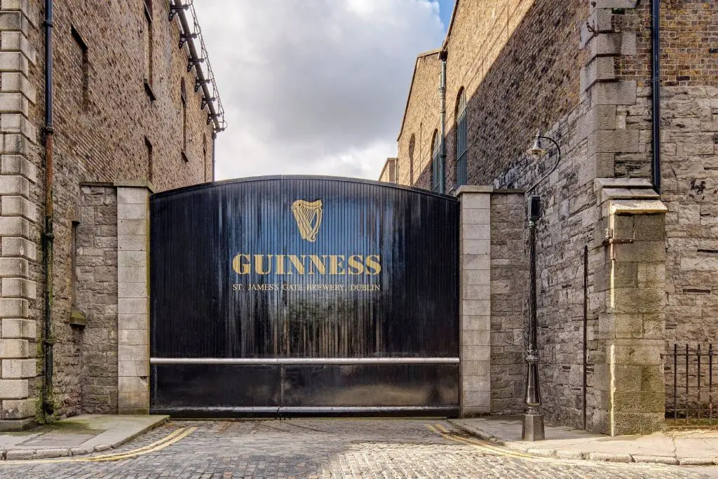 entrée du Guinnes Storehouse : visiter la brasserie de bière à Dublin