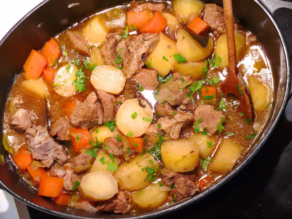 irsh Stew : plat populaire irelandais à base de pomme de terre et agneau ou bœuf