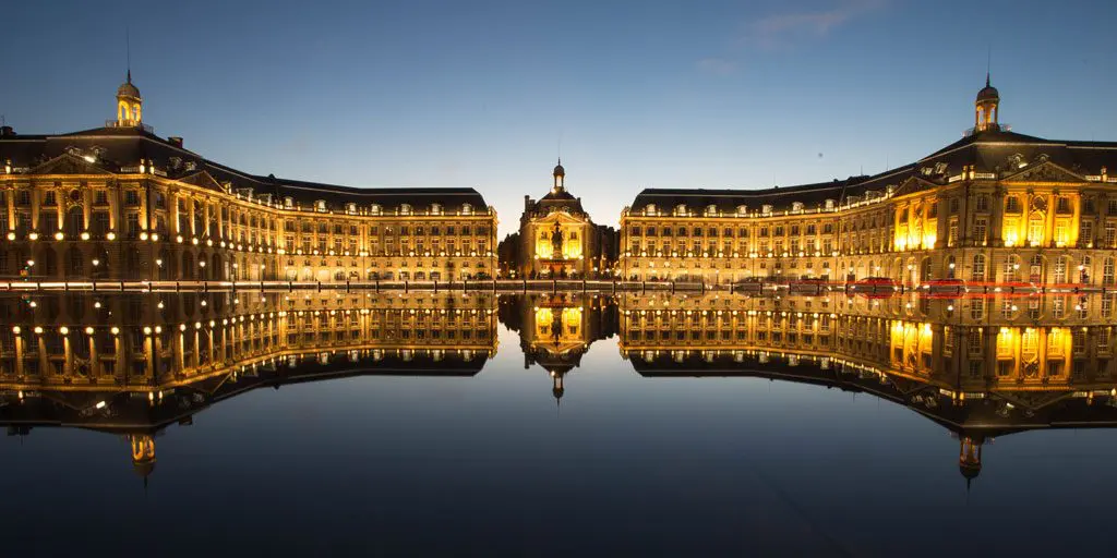 pLace de la bourse à Bordeaux et son miroir d'eau