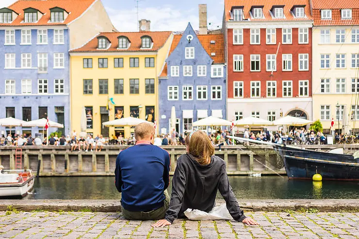 Couple à Copenhague au Danemark en juillet 