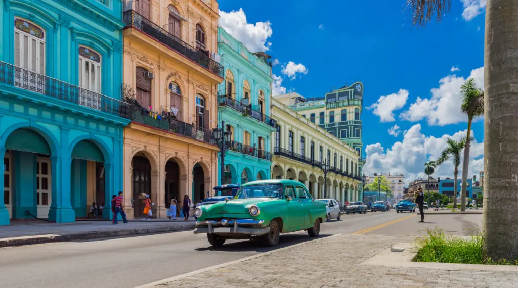 Rue de la Havane à Cuba : partir visiter l'île en juin .