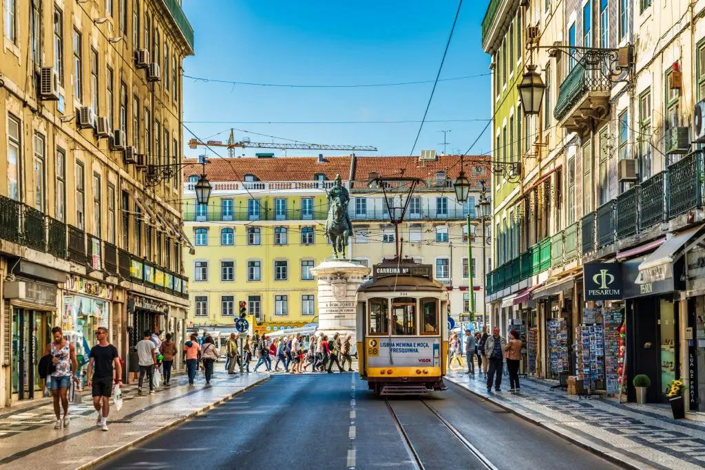 Centre ville de Lisbonne avec son tramway au mois de mars