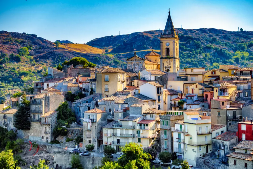 Visiter Novara di sicilia : ville de Scille au mois de  juin