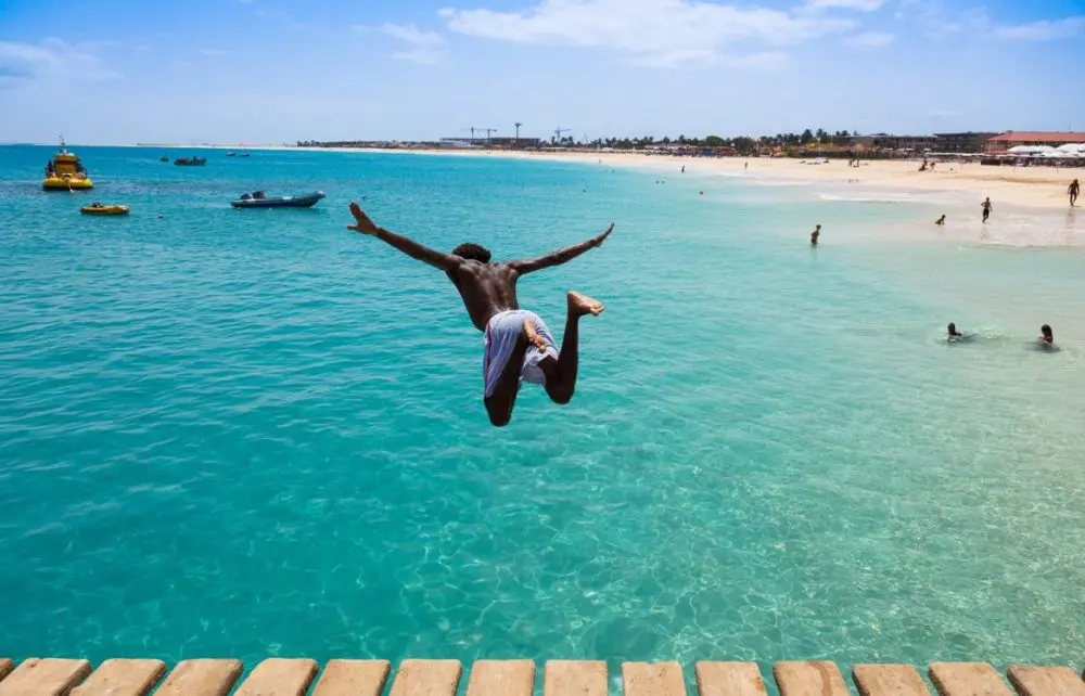 Aller au Cap Vert en aout , pendant le  mois le plus chaud de l'été