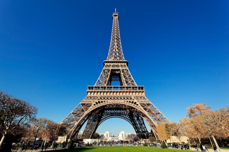 Vue an contre plongée de la Tour Eiffel  : album photo