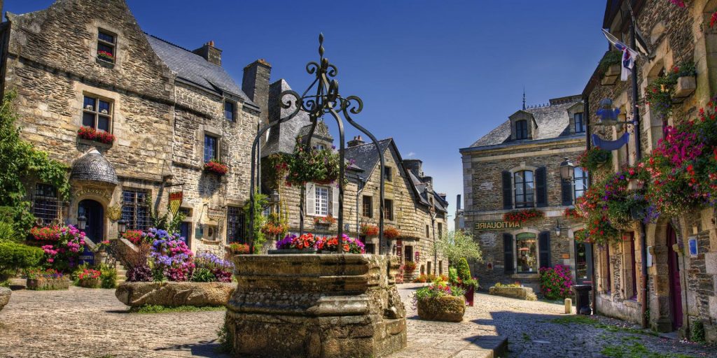 Rochefort en Terre : place du puits , un village breton