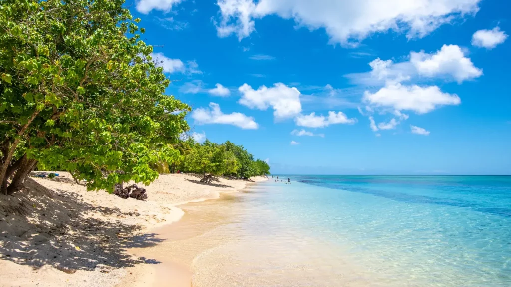 Plage du souffleur à Port-louis au nord de la Grande Terre