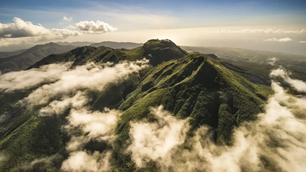 Faire de la randonnée en escaladant la Soufrière qui est le sommet de la Guadeloupe