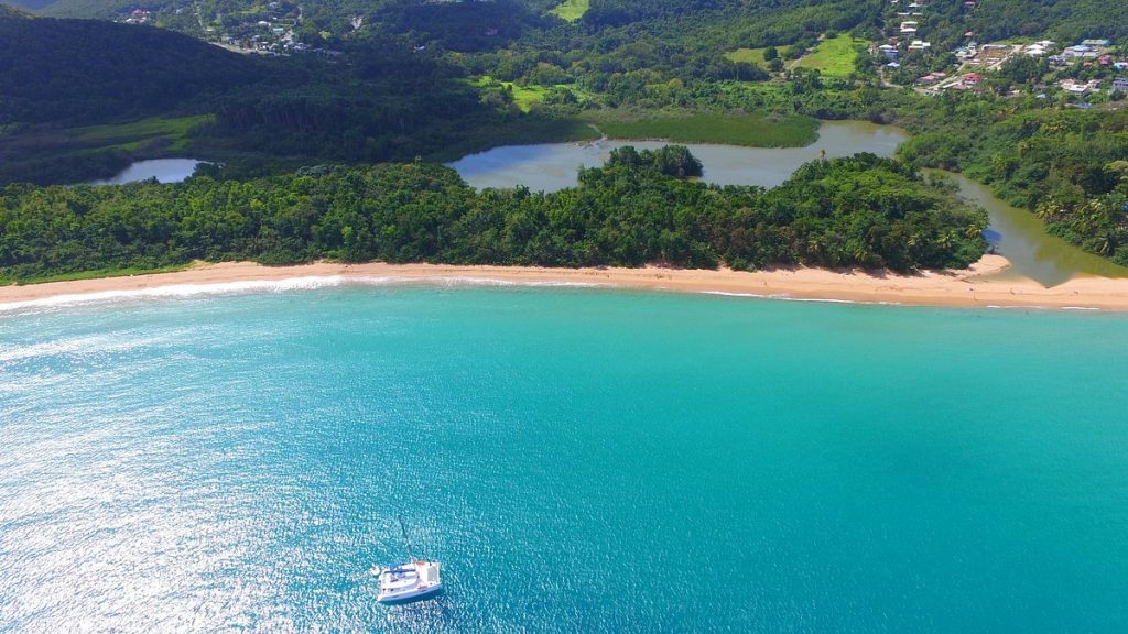 Plage de Deshaies au nord de la région de Basse Terre