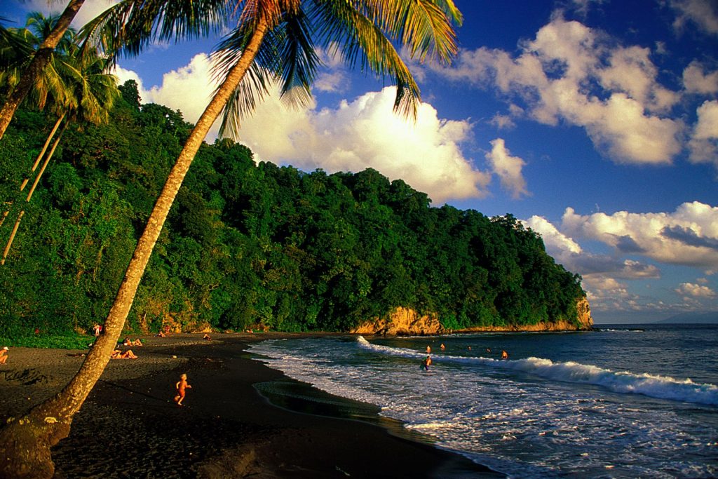 Plage au sable noir en Martinique
